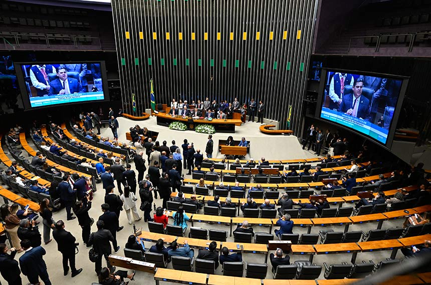 Três senadores concorrem ao cargo de deputado; quatro buscam a suplência