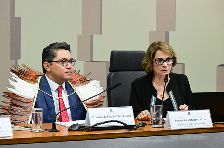 Debatedores cobram transparência na aplicação de recursos para os ianomâmis
