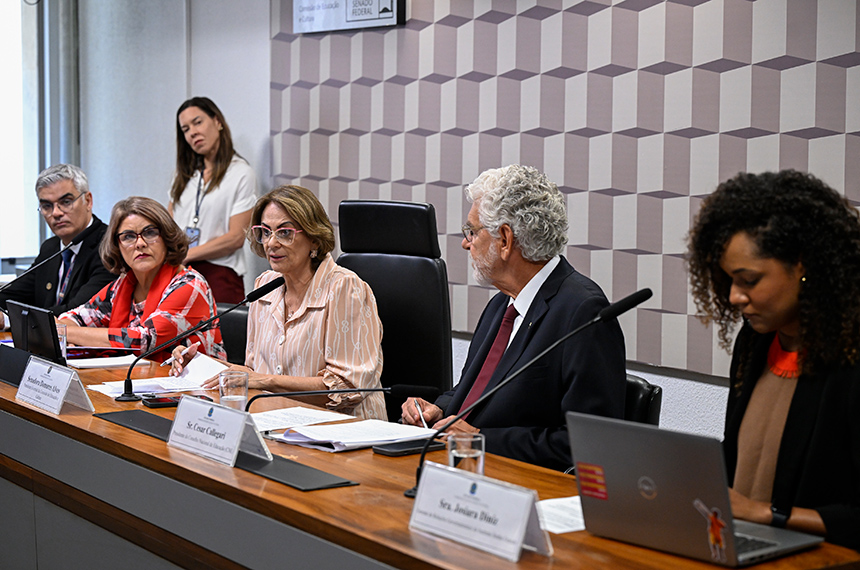 Debate na CE aponta avanço de tempo integral e desafios para garantir qualidade