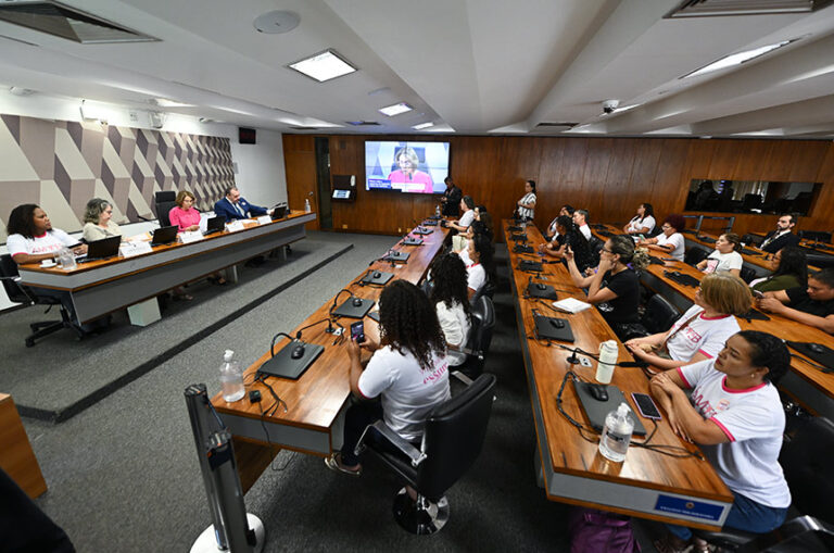 Mulheres com implante contraceptivo banido pedem política de assistência