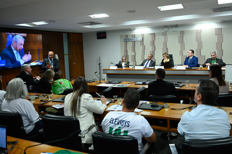 Debatedores pedem liberação de medicamento para distrofia muscular
